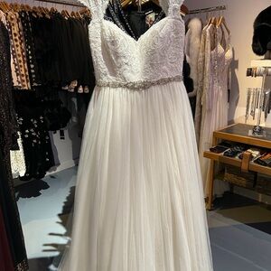 DaVinci White Lace Bodice Tulle Skirt Wedding Dress